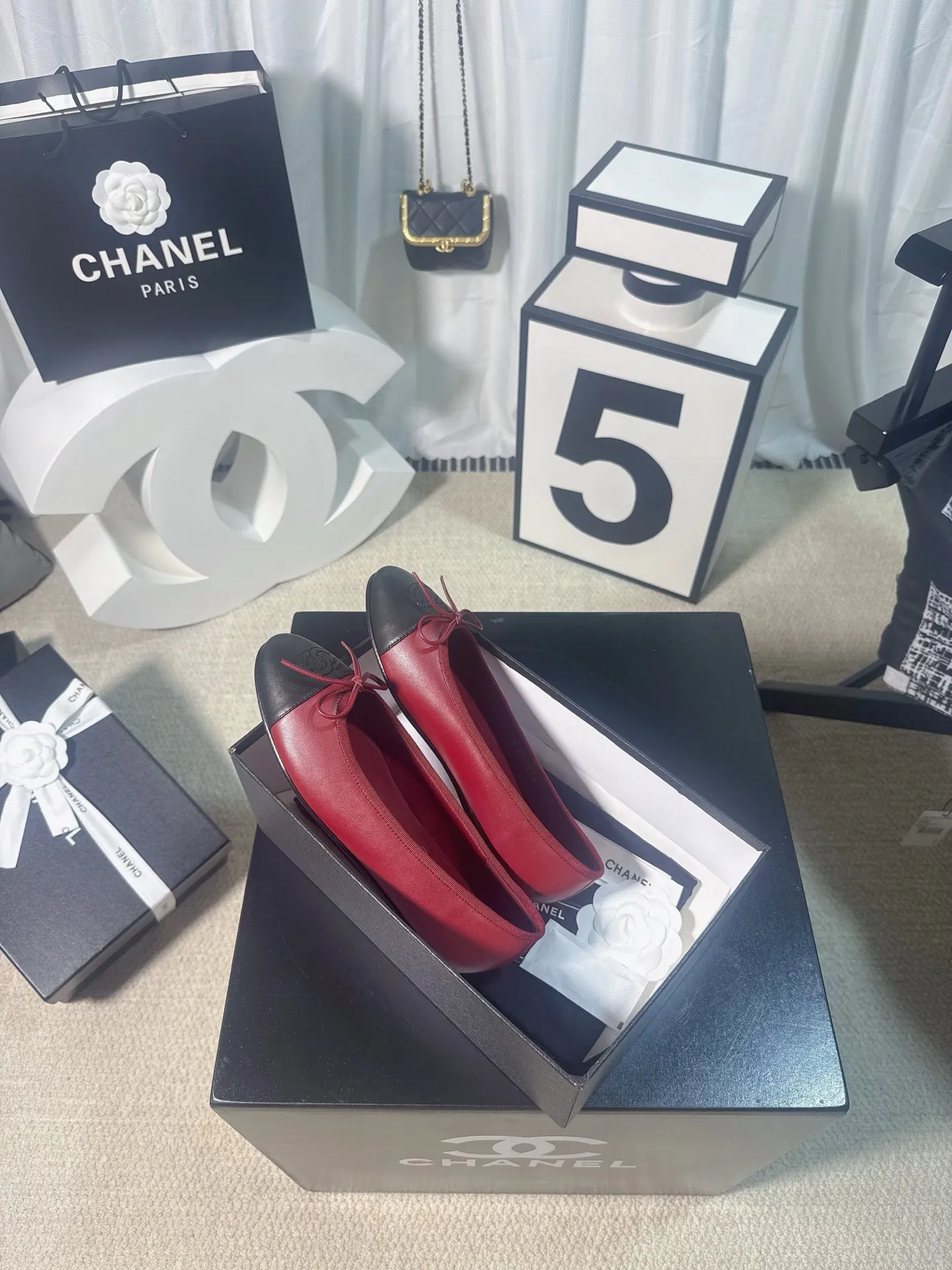 👟👟Ex-factory price 480👟👟 Generation * grade 25s Chanel fragrance is beautiful Maillard color back hollow Sling-back sandals flat/thick heel/high heel Sling-back came out in 1957, and then the two-tone design became a Chanel classic! Very suitable for spring and summer🩰 The two-color design is simple and exquisite, with a square toe and generous temperament. It visually lengthens the leg line. The color of the toe creates a sense of color difference. The back lace design is simple and elegant. It is a classic model that can be worn for hundreds of years. It is worth buying!! Upper: Customized metallic sheepskin. Inner pads: imported sheepskin. Heel height: ballet shoes. Sole: Italian A-grade genuine leather outsole. Size: 35-39 (34.40.41.42.43 is custom-made and non-returnable)